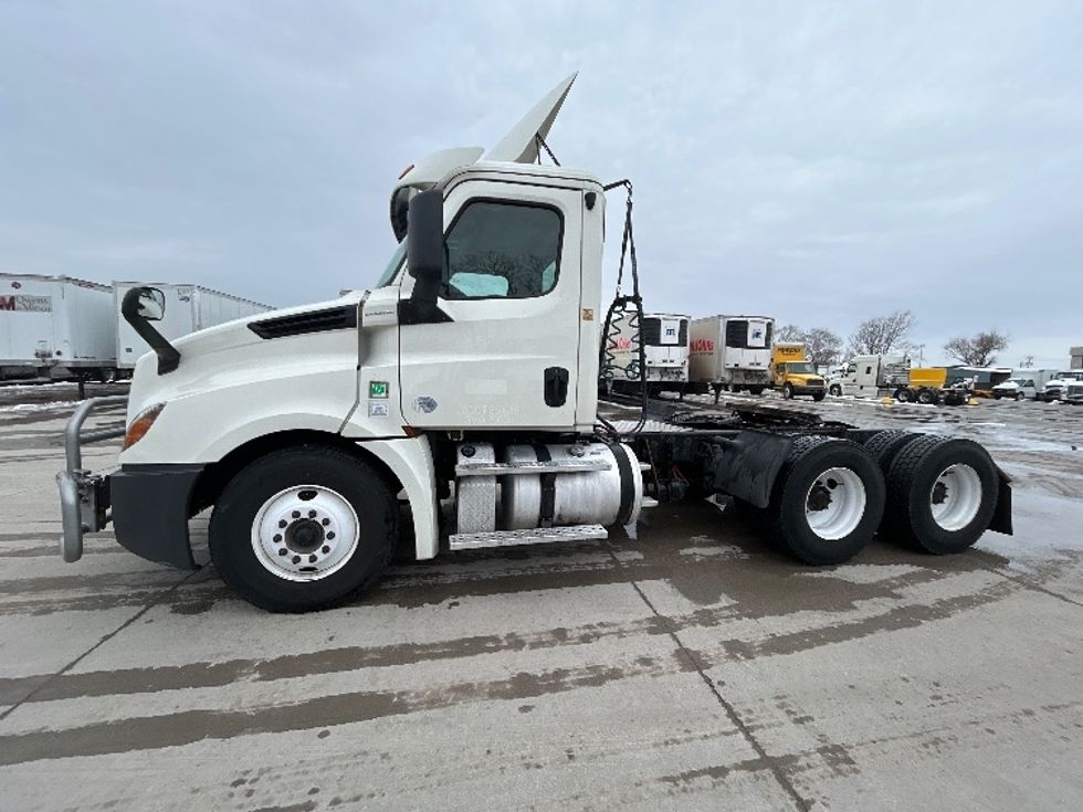 Day Cab Tractor-Heavy Duty Tractors-Freightliner-2019-T12664ST-Des Moines-IA-693,934\n\t\tmiles-$ 23,000 - Image 4