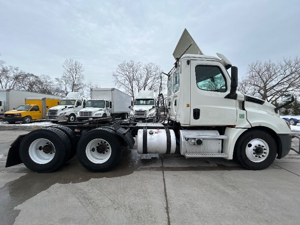 Day Cab Tractor-Heavy Duty Tractors-Freightliner-2019-T12664ST-Des Moines-IA-693,934\n\t\tmiles-$ 23,000 - Image 8