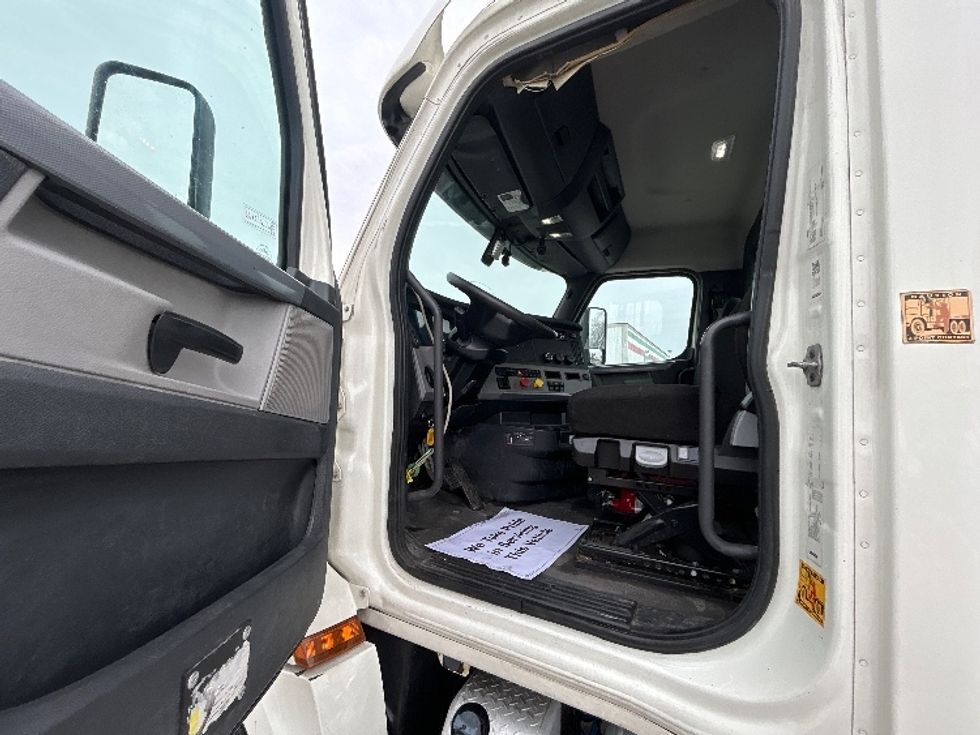 Day Cab Tractor-Heavy Duty Tractors-Freightliner-2019-T12664ST-Des Moines-IA-693,934\n\t\tmiles-$ 23,000 - Image 9