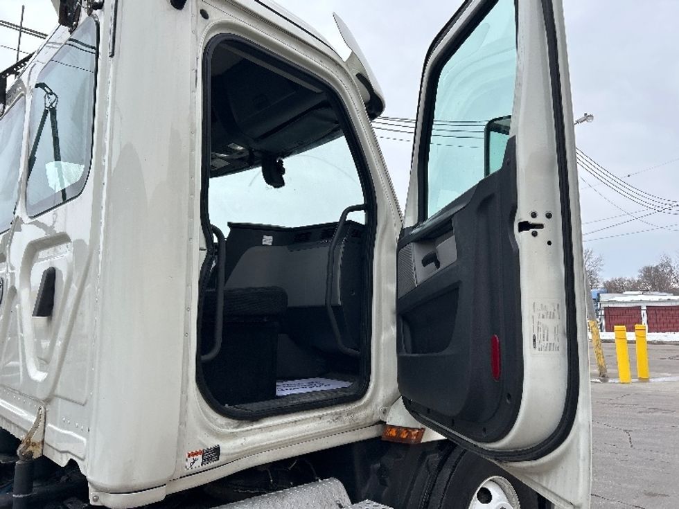 Day Cab Tractor-Heavy Duty Tractors-Freightliner-2019-T12664ST-Des Moines-IA-807,996\n\t\tmiles-$ 23,000 - Image 12