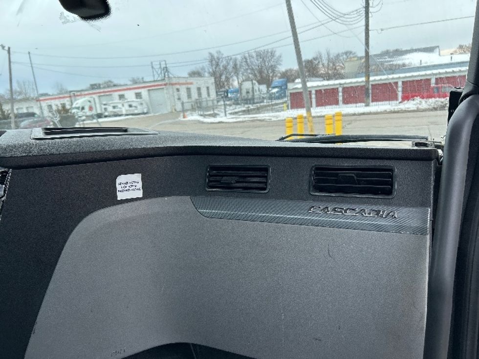 Day Cab Tractor-Heavy Duty Tractors-Freightliner-2019-T12664ST-Des Moines-IA-807,996\n\t\tmiles-$ 23,000 - Image 13