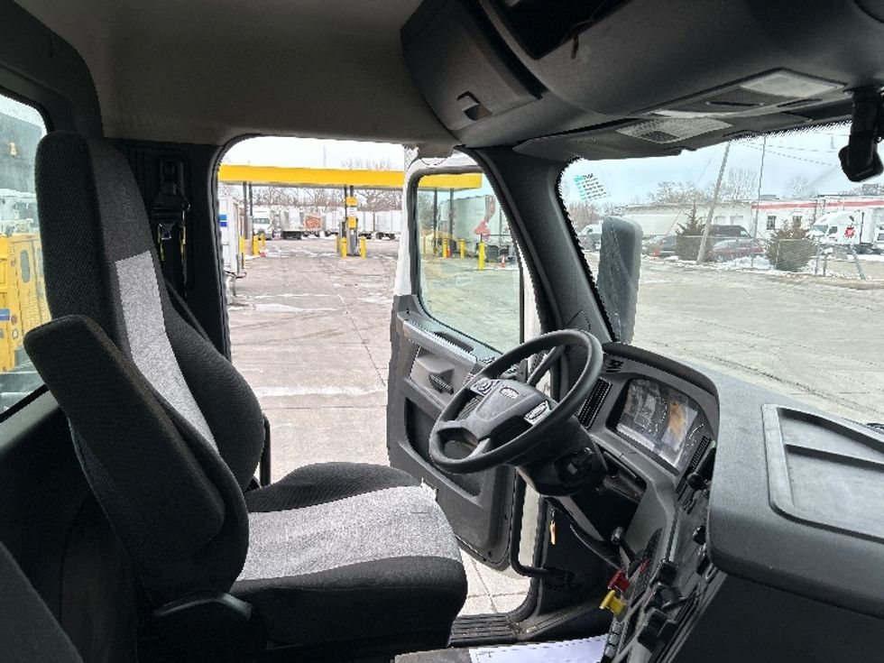 Day Cab Tractor-Heavy Duty Tractors-Freightliner-2019-T12664ST-Des Moines-IA-807,996\n\t\tmiles-$ 23,000 - Image 14
