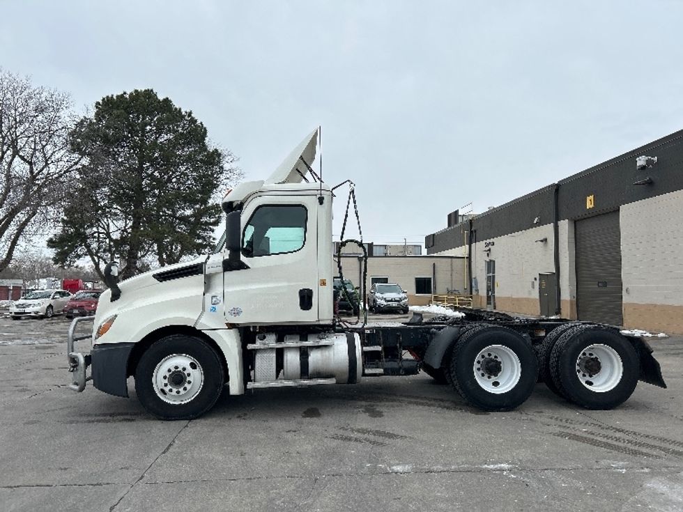 Day Cab Tractor-Heavy Duty Tractors-Freightliner-2019-T12664ST-Des Moines-IA-807,996\n\t\tmiles-$ 23,000 - Image 4