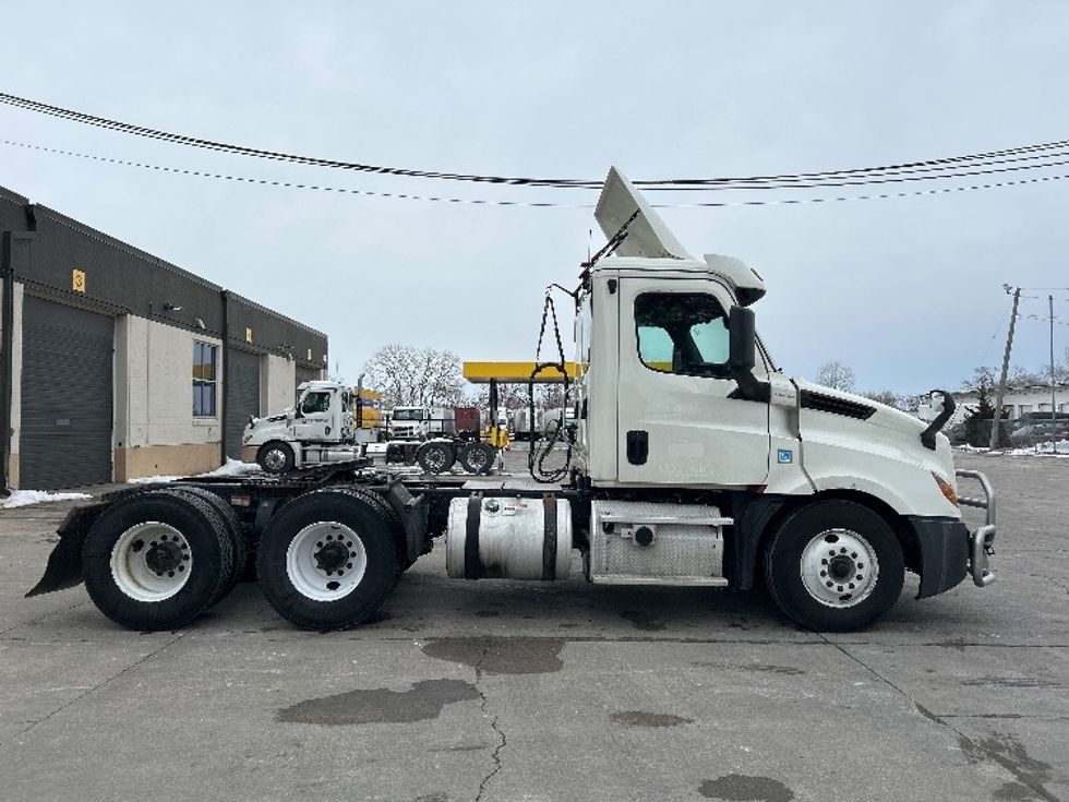 Day Cab Tractor-Heavy Duty Tractors-Freightliner-2019-T12664ST-Des Moines-IA-807,996\n\t\tmiles-$ 23,000 - Image 8