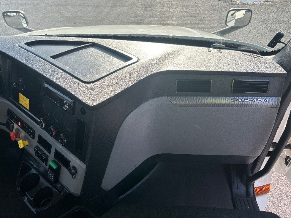 Day Cab Tractor-Heavy Duty Tractors-Freightliner-2019-T12664ST-Duluth-GA-342,355\n\t\tmiles-$ 47,250 - Image 13