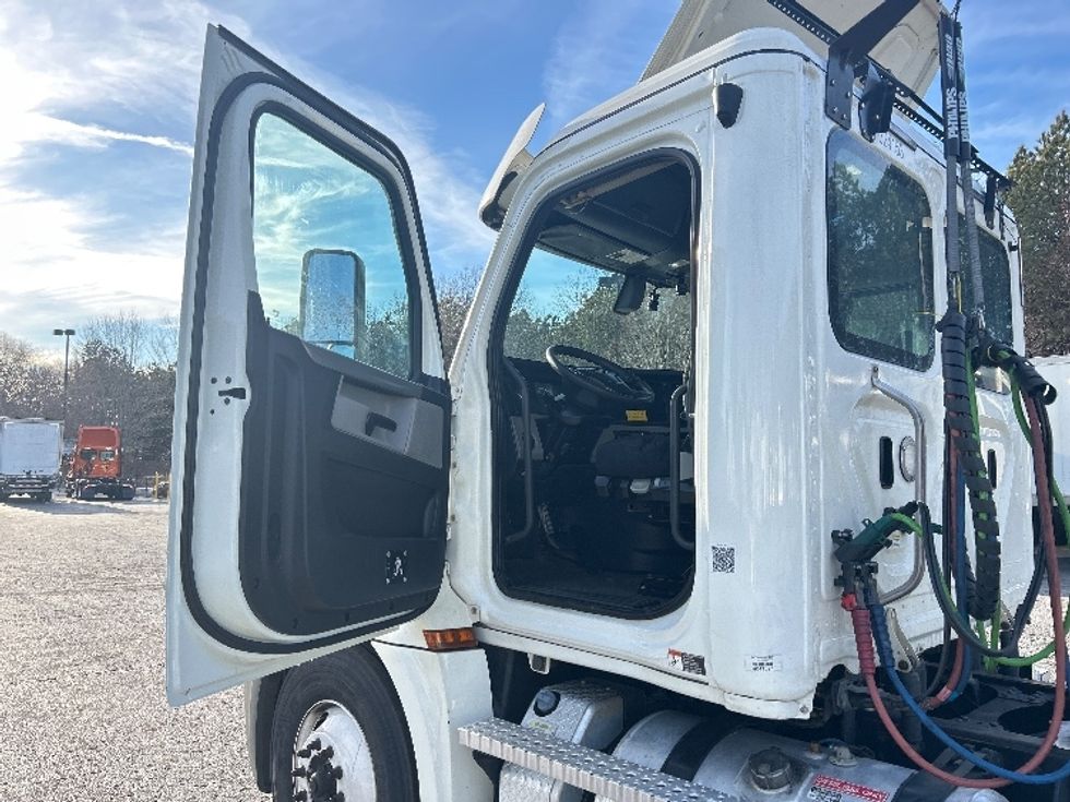 Day Cab Tractor-Heavy Duty Tractors-Freightliner-2019-T12664ST-Duluth-GA-342,355\n\t\tmiles-$ 47,250 - Image 9