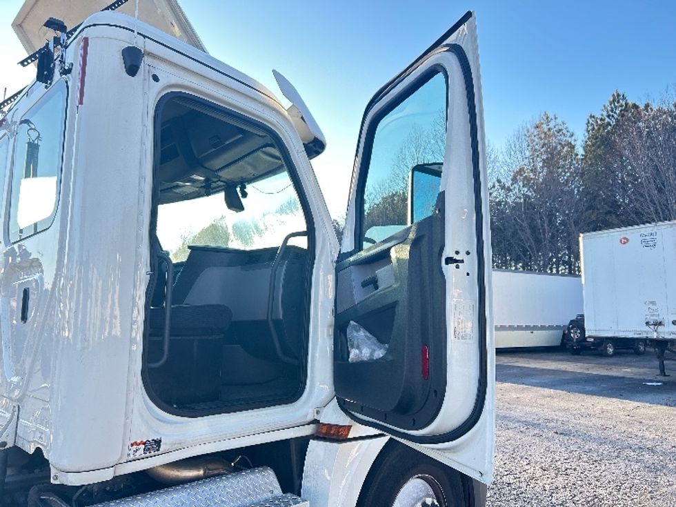 Day Cab Tractor-Heavy Duty Tractors-Freightliner-2019-T12664ST-Duluth-GA-363,602\n\t\tmiles-$ 45,250 - Image 12