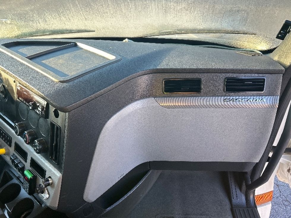 Day Cab Tractor-Heavy Duty Tractors-Freightliner-2019-T12664ST-Duluth-GA-363,602\n\t\tmiles-$ 45,250 - Image 13