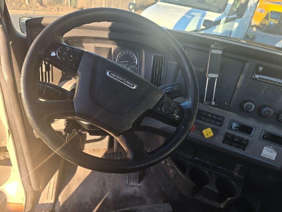 Day Cab Tractor-Heavy Duty Tractors-Freightliner-2019-T12664ST-Duluth-GA-407,758\n\t\tmiles-$ 44,500 - Image 11