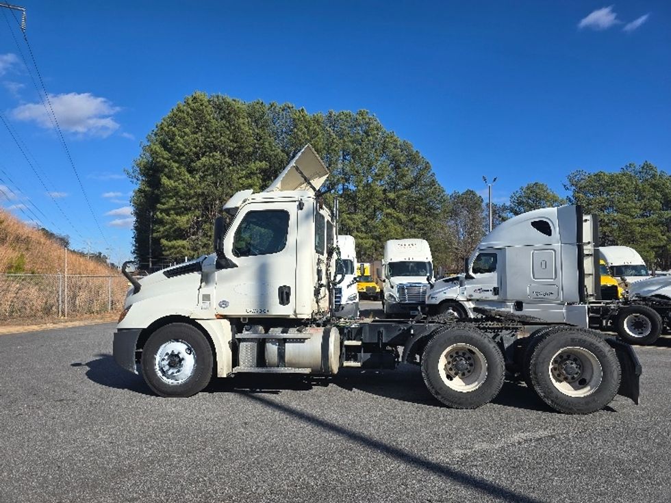 Day Cab Tractor-Heavy Duty Tractors-Freightliner-2019-T12664ST-Duluth-GA-407,758\n\t\tmiles-$ 44,500 - Image 4