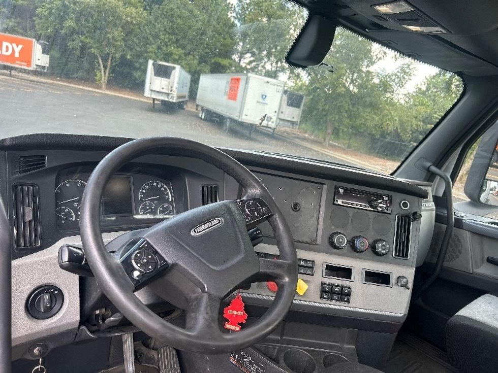 Day Cab Tractor-Heavy Duty Tractors-Freightliner-2019-T12664ST-Duluth-GA-660,841\n\t\tmiles-$ 27,500 - Image 10