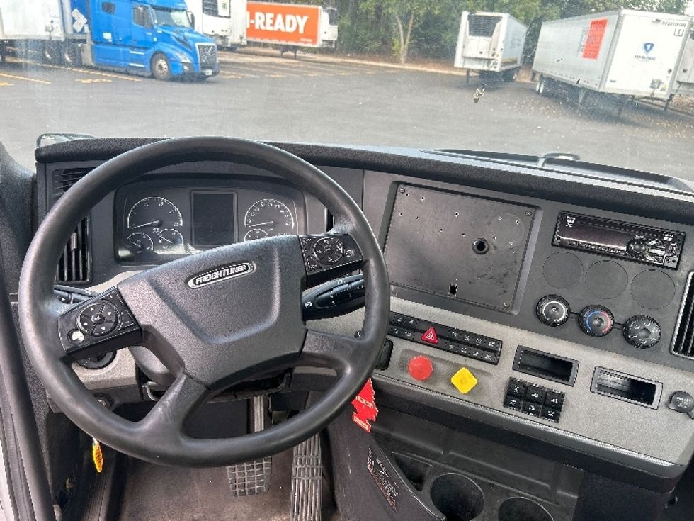 Day Cab Tractor-Heavy Duty Tractors-Freightliner-2019-T12664ST-Duluth-GA-660,841\n\t\tmiles-$ 27,500 - Image 11