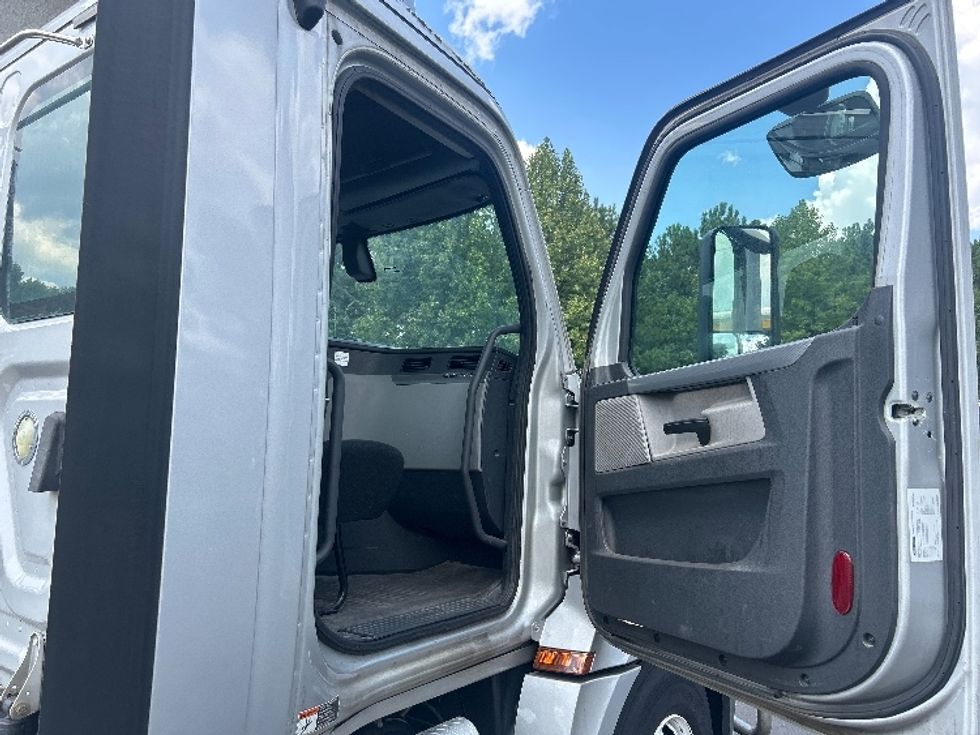 Day Cab Tractor-Heavy Duty Tractors-Freightliner-2019-T12664ST-Duluth-GA-660,841\n\t\tmiles-$ 27,500 - Image 12