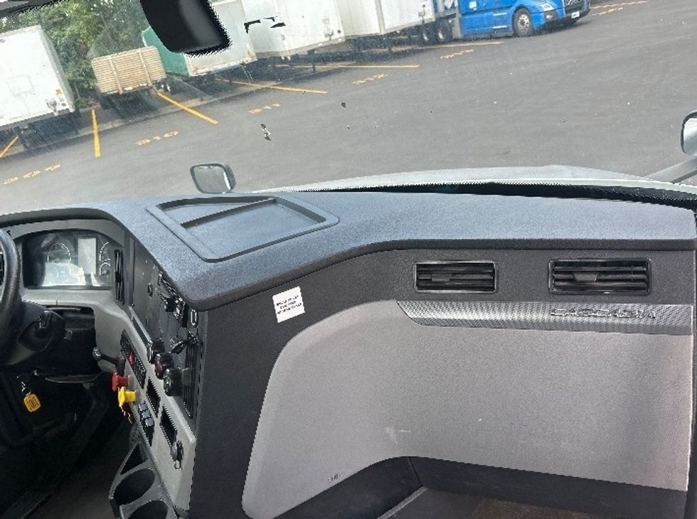 Day Cab Tractor-Heavy Duty Tractors-Freightliner-2019-T12664ST-Duluth-GA-660,841\n\t\tmiles-$ 27,500 - Image 13