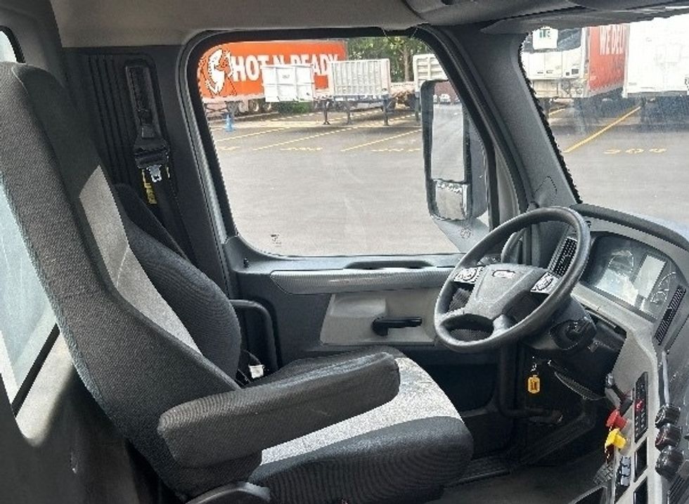 Day Cab Tractor-Heavy Duty Tractors-Freightliner-2019-T12664ST-Duluth-GA-660,841\n\t\tmiles-$ 27,500 - Image 14