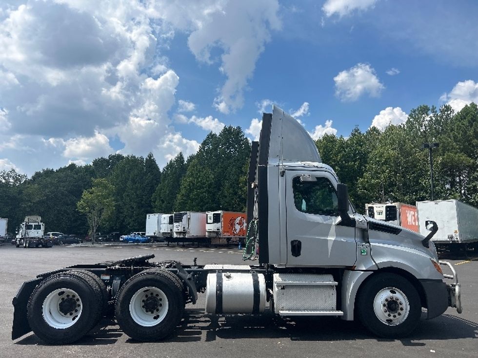Day Cab Tractor-Heavy Duty Tractors-Freightliner-2019-T12664ST-Duluth-GA-660,841\n\t\tmiles-$ 27,500 - Image 8