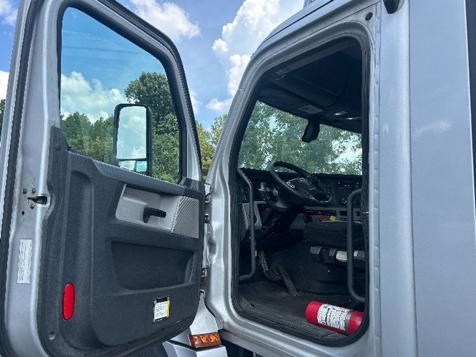 Day Cab Tractor-Heavy Duty Tractors-Freightliner-2019-T12664ST-Duluth-GA-660,841\n\t\tmiles-$ 27,500 - Image 9