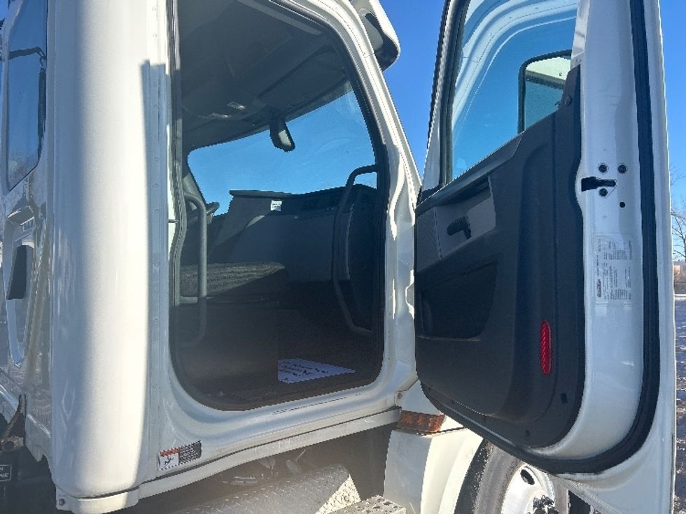 Day Cab Tractor-Heavy Duty Tractors-Freightliner-2019-T12664ST-East Chicago-IN-242,292\n\t\tmiles-$ 49,750 - Image 12
