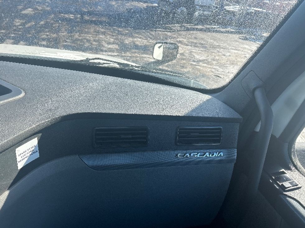 Day Cab Tractor-Heavy Duty Tractors-Freightliner-2019-T12664ST-East Chicago-IN-242,292\n\t\tmiles-$ 49,750 - Image 13