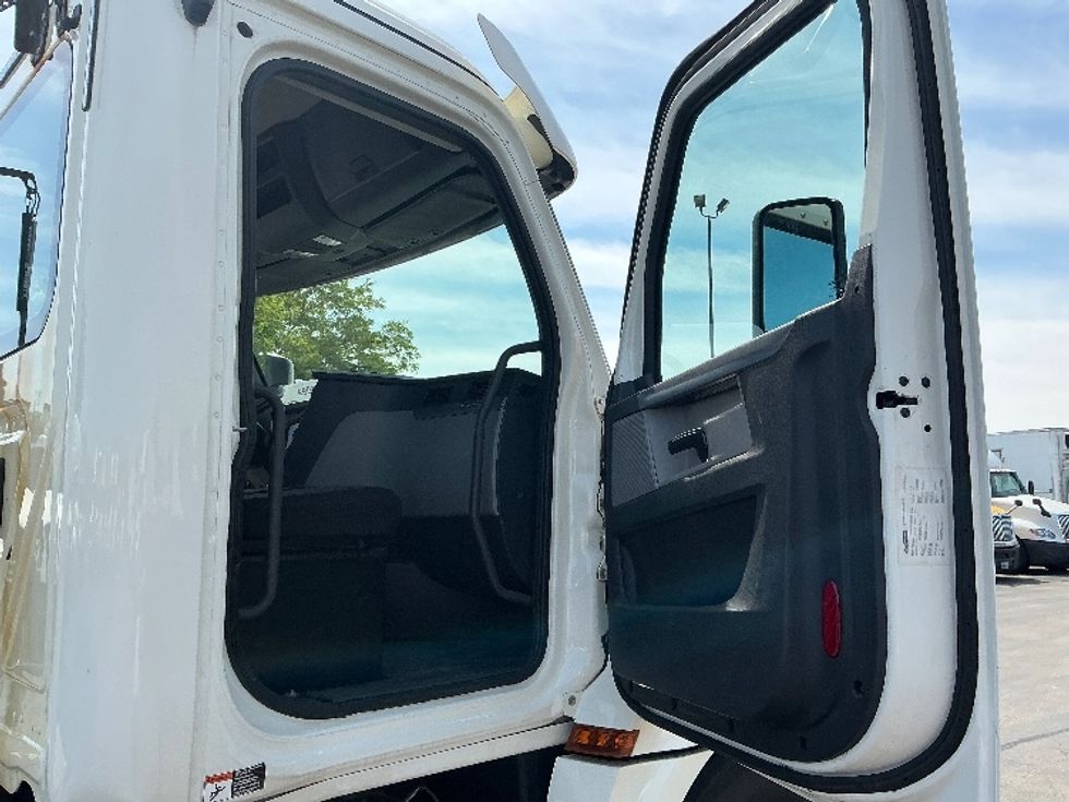 Day Cab Tractor-Heavy Duty Tractors-Freightliner-2019-T12664ST-East Chicago-IN-248,361\n\t\tmiles-$ 54,500 - Image 12