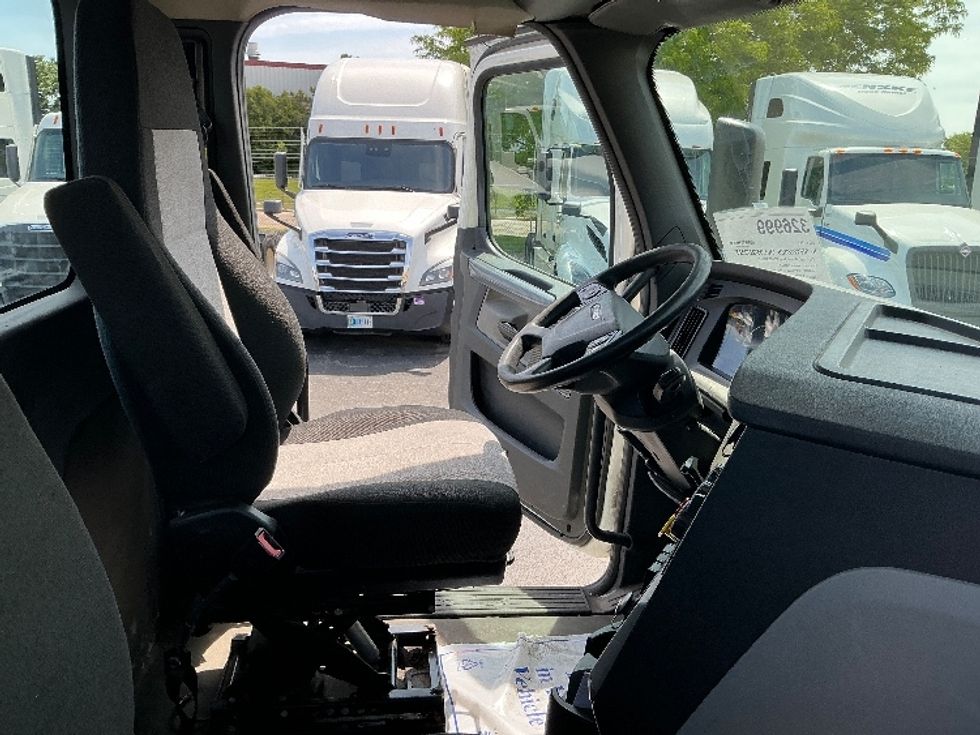 Day Cab Tractor-Heavy Duty Tractors-Freightliner-2019-T12664ST-East Chicago-IN-248,361\n\t\tmiles-$ 54,500 - Image 14