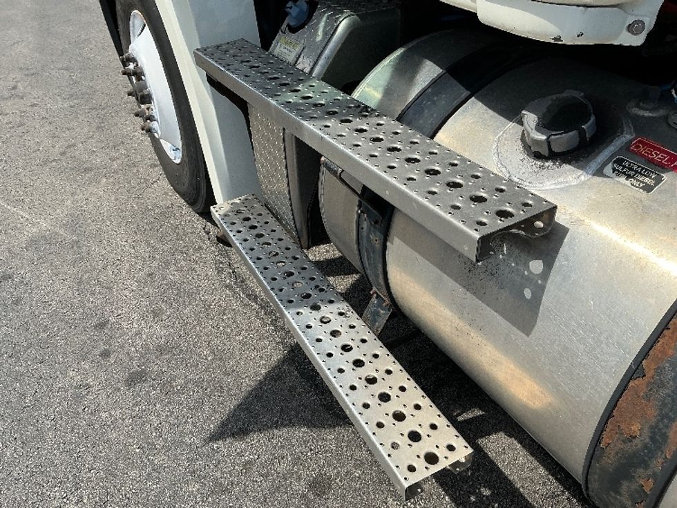 Day Cab Tractor-Heavy Duty Tractors-Freightliner-2019-T12664ST-East Chicago-IN-248,361\n\t\tmiles-$ 54,500 - Image 17