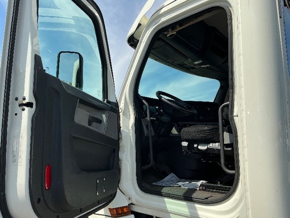 Day Cab Tractor-Heavy Duty Tractors-Freightliner-2019-T12664ST-East Chicago-IN-248,361\n\t\tmiles-$ 54,500 - Image 9