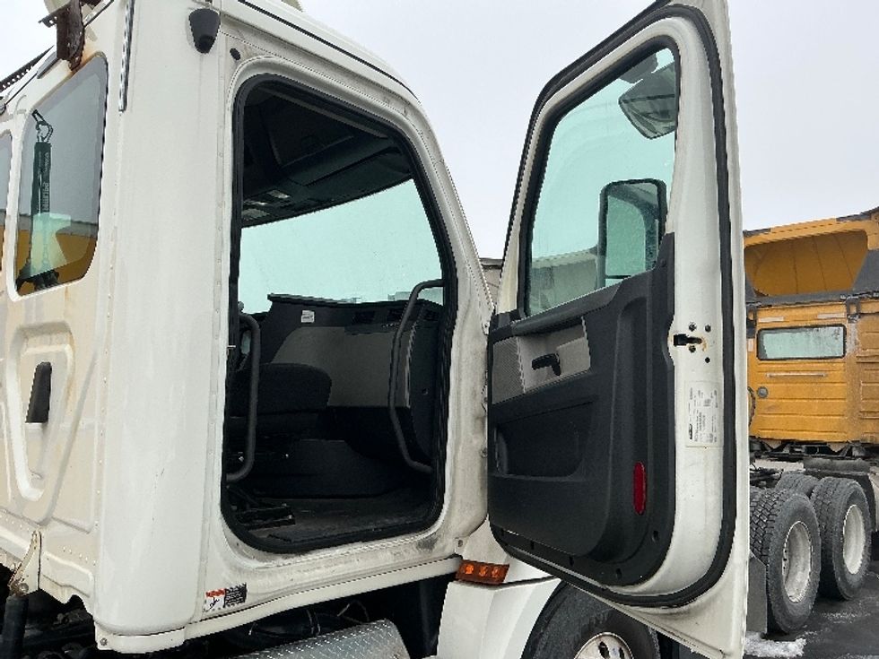 Day Cab Tractor-Heavy Duty Tractors-Freightliner-2019-T12664ST-East Chicago-IN-282,316\n\t\tmiles-$ 48,750 - Image 12