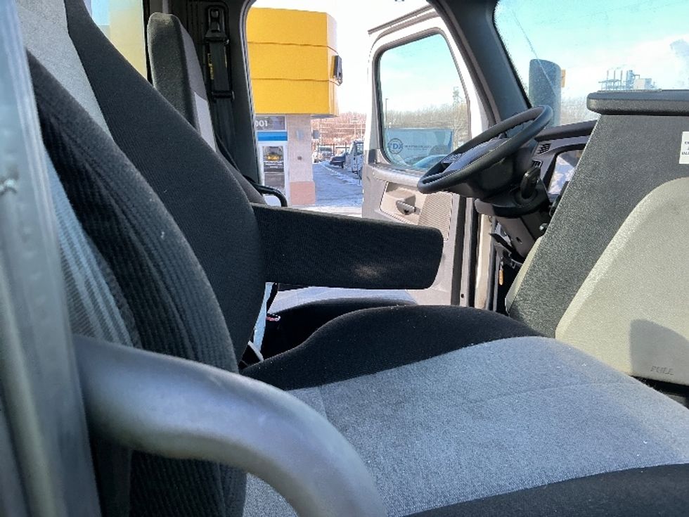 Day Cab Tractor-Heavy Duty Tractors-Freightliner-2019-T12664ST-East Chicago-IN-282,316\n\t\tmiles-$ 48,750 - Image 14