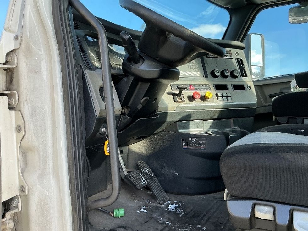 Day Cab Tractor-Heavy Duty Tractors-Freightliner-2019-T12664ST-East Chicago-IN-282,316\n\t\tmiles-$ 48,750 - Image 9