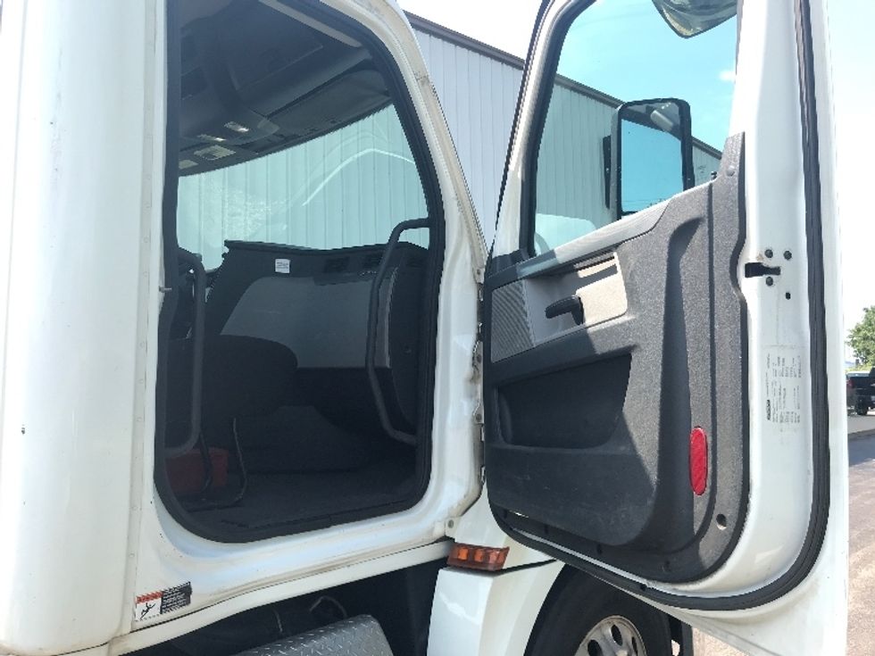 Day Cab Tractor-Heavy Duty Tractors-Freightliner-2019-T12664ST-East Chicago-IN-386,176\n\t\tmiles-$ 57,500 - Image 12