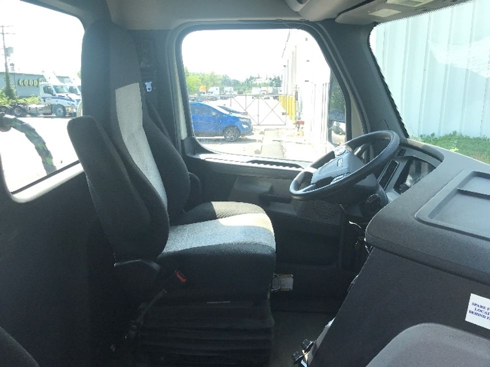 Day Cab Tractor-Heavy Duty Tractors-Freightliner-2019-T12664ST-East Chicago-IN-386,176\n\t\tmiles-$ 57,500 - Image 14