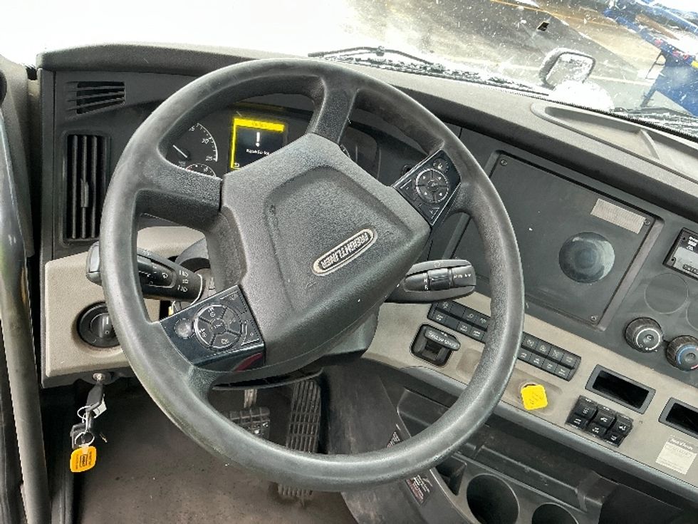 Day Cab Tractor-Heavy Duty Tractors-Freightliner-2019-T12664ST-East Chicago-IN-424,663\n\t\tmiles-$ 41,750 - Image 11
