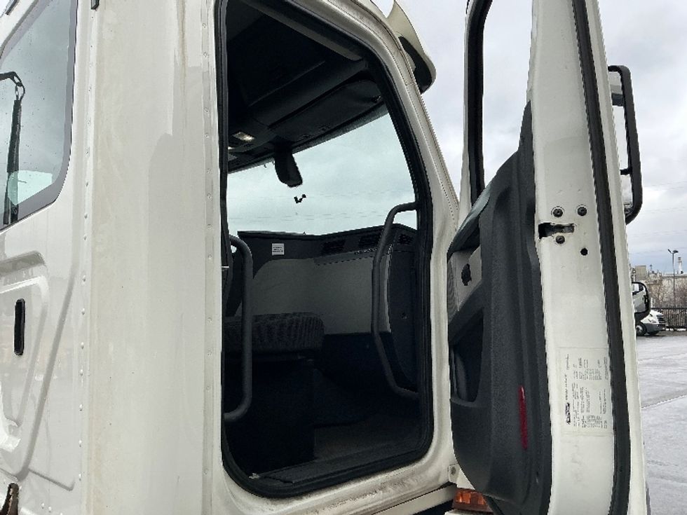 Day Cab Tractor-Heavy Duty Tractors-Freightliner-2019-T12664ST-East Chicago-IN-424,663\n\t\tmiles-$ 41,750 - Image 12