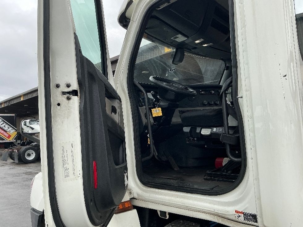 Day Cab Tractor-Heavy Duty Tractors-Freightliner-2019-T12664ST-East Chicago-IN-424,663\n\t\tmiles-$ 41,750 - Image 9