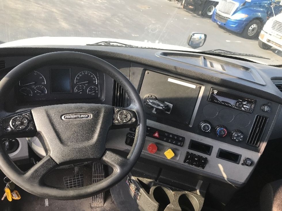 Day Cab Tractor-Heavy Duty Tractors-Freightliner-2019-T12664ST-East Chicago-IN-424,723\n\t\tmiles-$ 54,000 - Image 11