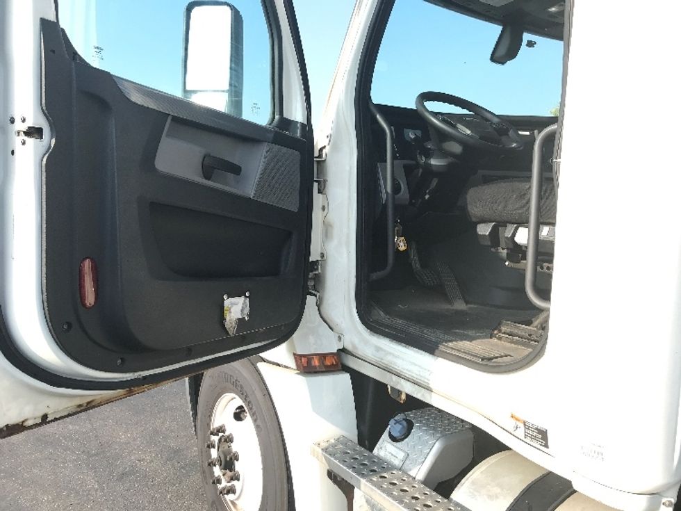 Day Cab Tractor-Heavy Duty Tractors-Freightliner-2019-T12664ST-East Chicago-IN-424,723\n\t\tmiles-$ 54,000 - Image 9