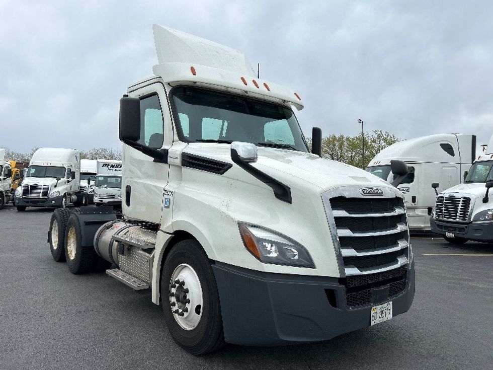 Day Cab Tractor-Heavy Duty Tractors-Freightliner-2019-T12664ST-East Chicago-IN-425,000\n\t\tmiles-$ 51,750 - Image 1