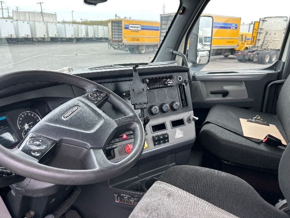 Day Cab Tractor-Heavy Duty Tractors-Freightliner-2019-T12664ST-East Chicago-IN-425,000\n\t\tmiles-$ 51,750 - Image 10