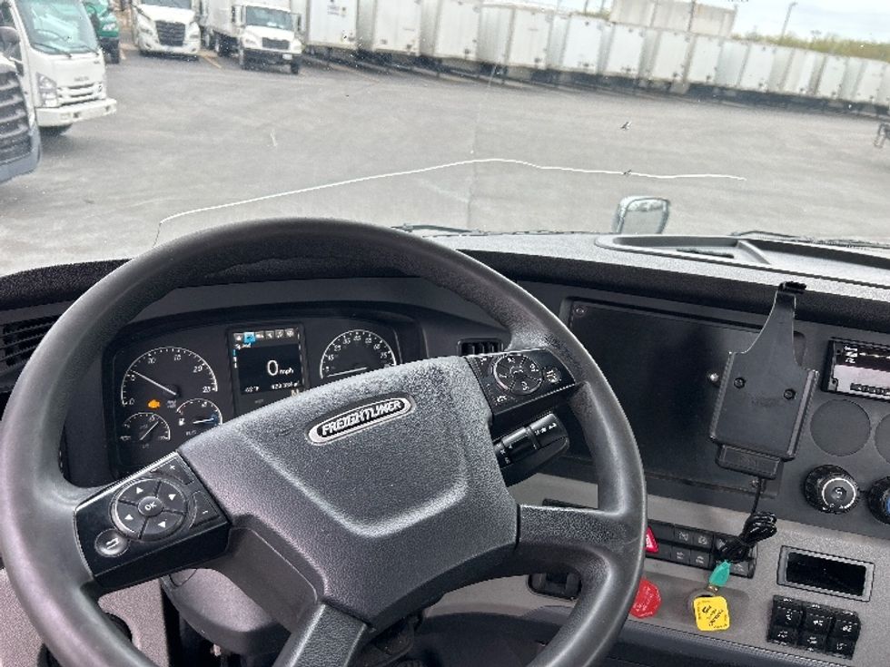 Day Cab Tractor-Heavy Duty Tractors-Freightliner-2019-T12664ST-East Chicago-IN-425,000\n\t\tmiles-$ 51,750 - Image 11