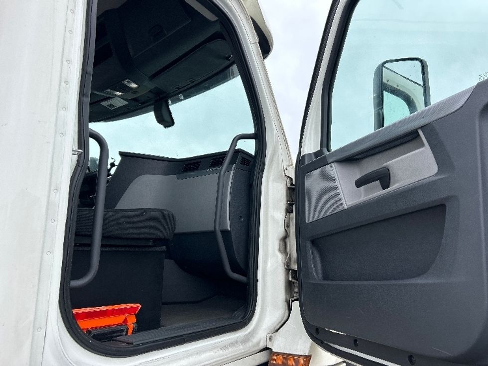 Day Cab Tractor-Heavy Duty Tractors-Freightliner-2019-T12664ST-East Chicago-IN-425,000\n\t\tmiles-$ 51,750 - Image 12