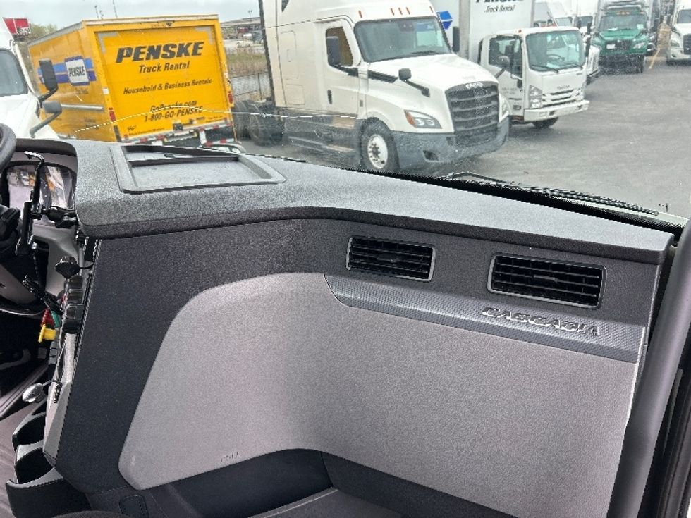 Day Cab Tractor-Heavy Duty Tractors-Freightliner-2019-T12664ST-East Chicago-IN-425,000\n\t\tmiles-$ 51,750 - Image 13