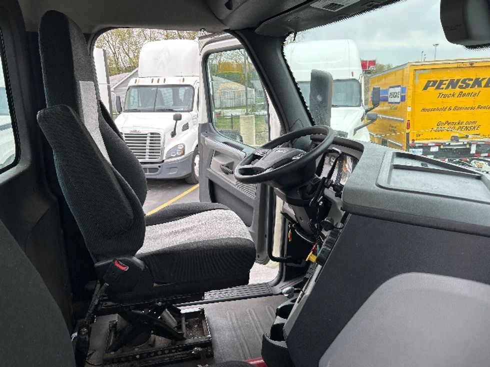 Day Cab Tractor-Heavy Duty Tractors-Freightliner-2019-T12664ST-East Chicago-IN-425,000\n\t\tmiles-$ 51,750 - Image 14