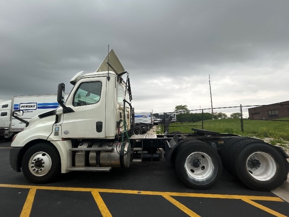 Day Cab Tractor-Heavy Duty Tractors-Freightliner-2019-T12664ST-East Chicago-IN-425,000\n\t\tmiles-$ 51,750 - Image 4
