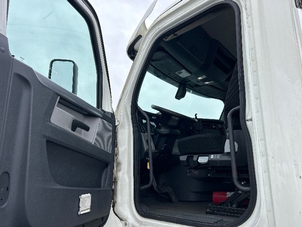 Day Cab Tractor-Heavy Duty Tractors-Freightliner-2019-T12664ST-East Chicago-IN-425,000\n\t\tmiles-$ 51,750 - Image 9