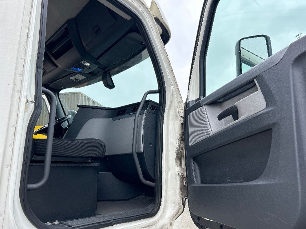 Day Cab Tractor-Heavy Duty Tractors-Freightliner-2019-T12664ST-East Chicago-IN-441,876\n\t\tmiles-$ 50,250 - Image 12