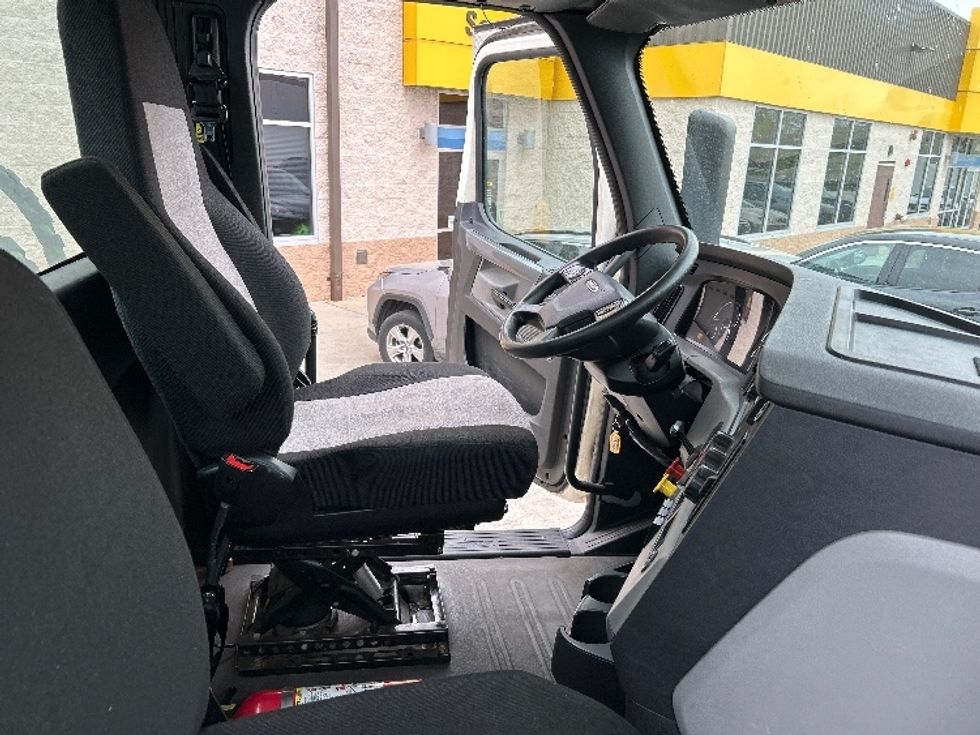 Day Cab Tractor-Heavy Duty Tractors-Freightliner-2019-T12664ST-East Chicago-IN-441,876\n\t\tmiles-$ 50,250 - Image 14