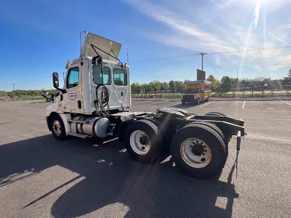 Day Cab Tractor-Heavy Duty Tractors-Freightliner-2019-T12664ST-East Chicago-IN-443,373\n\t\tmiles-$ 53,000 - Image 5