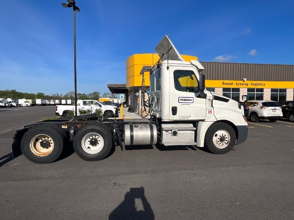 Day Cab Tractor-Heavy Duty Tractors-Freightliner-2019-T12664ST-East Chicago-IN-443,373\n\t\tmiles-$ 53,000 - Image 8
