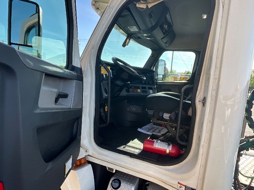Day Cab Tractor-Heavy Duty Tractors-Freightliner-2019-T12664ST-East Chicago-IN-443,373\n\t\tmiles-$ 53,000 - Image 9